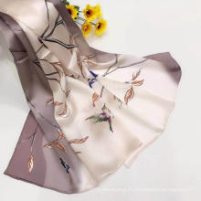 Pañuelo de seda satinado con estampado digital para mujer